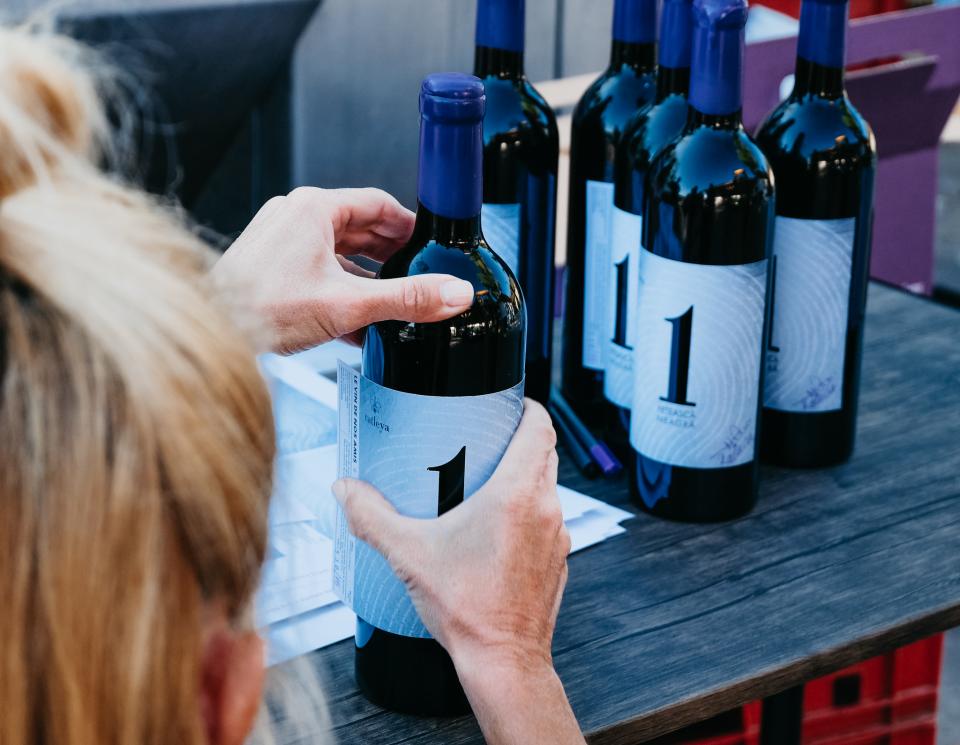 " 1 " Le Vin de Nos Amis